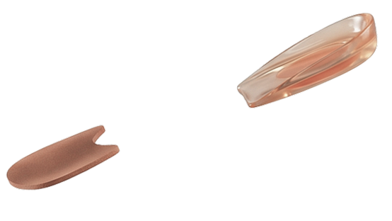 Zwei orthopädische Pelotten: eine halbmondförmige Schaumpelotte und eine transparente Silikongel-Pelotte
