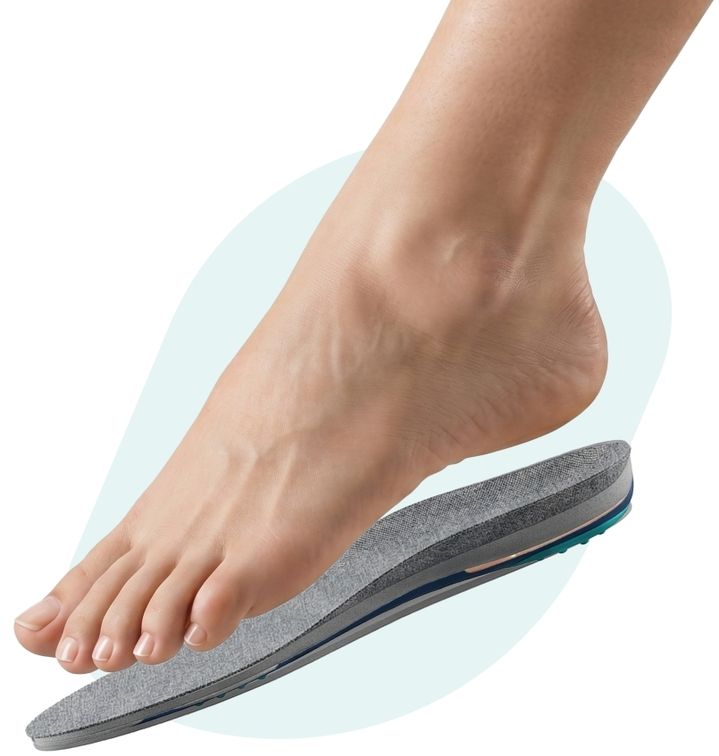 Fuß schwebt über einer grauen orthopädischen Einlage mit türkis-blauem Rand, heller Hintergrund